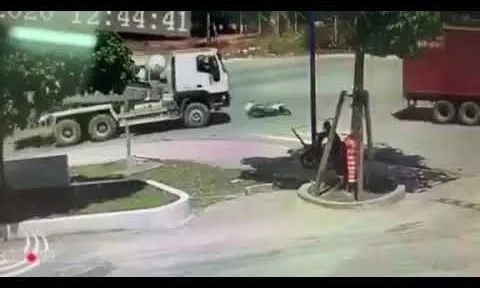 Clip: Đi vào điểm mù, nam thanh niên bị xe bồn cuốn vào gầm nhưng cái kết khiến ai cũng bất ngờ